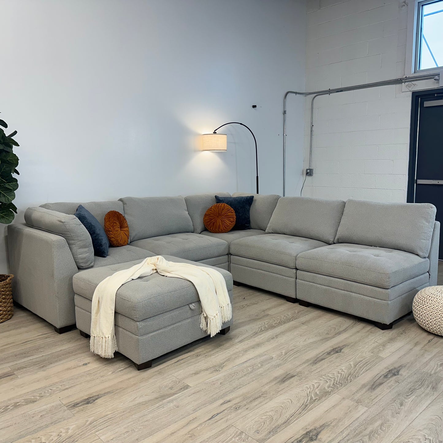 Thomasville Tisdale Modular Sectional 6-piece Gray with Storage Ottoman