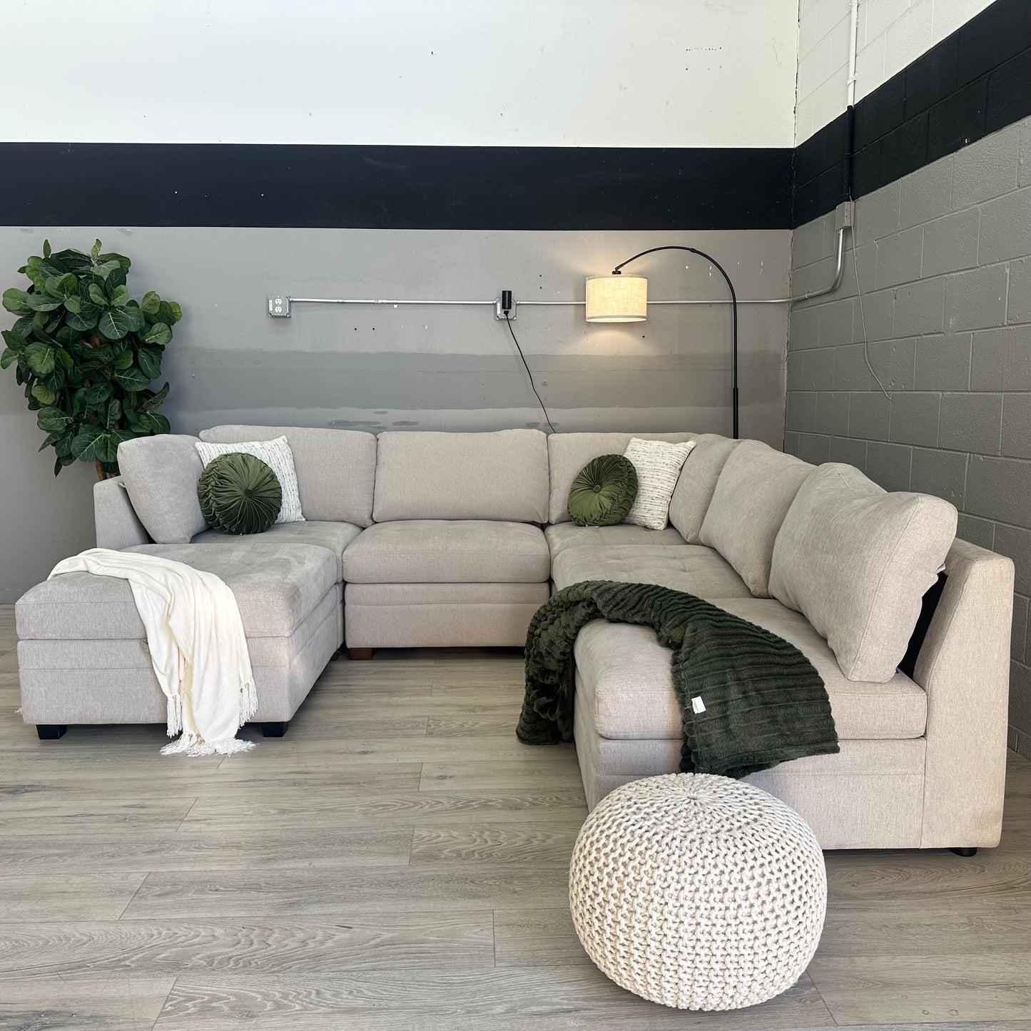 Thomasville Tisdale Modular Sectional 6-piece Beige with Storage Ottoman