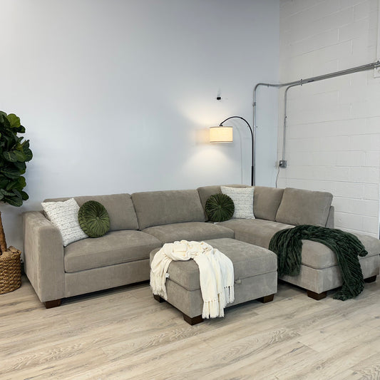 Thomasville Walsen Sectional with Storage Ottoman