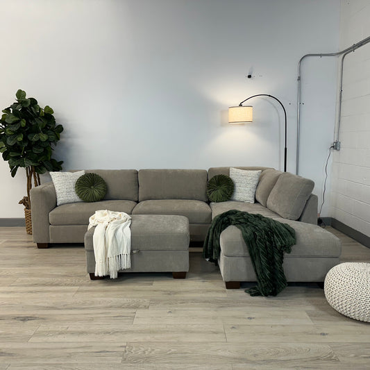 Thomasville Walsen Sectional with Storage Ottoman