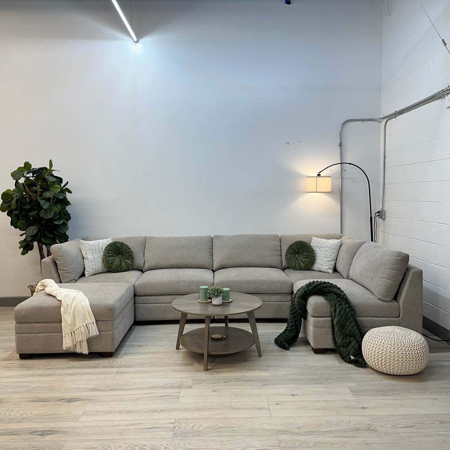 Thomasville Tisdale Modular Sectional 6-piece Taupe with Storage Ottoman