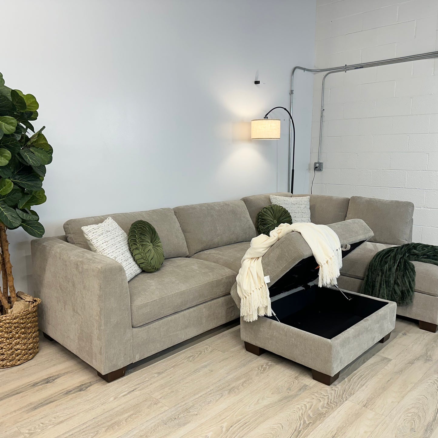 Thomasville Walsen Sectional with Storage Ottoman